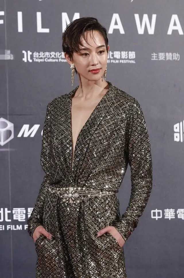 女性连体裤穿搭_张钧甯深V连体裤示范_连身裤装搭配发型