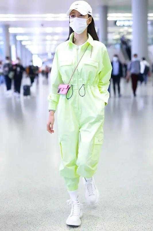 女性连体裤穿搭_连身裤装搭配发型_张钧甯深V连体裤示范