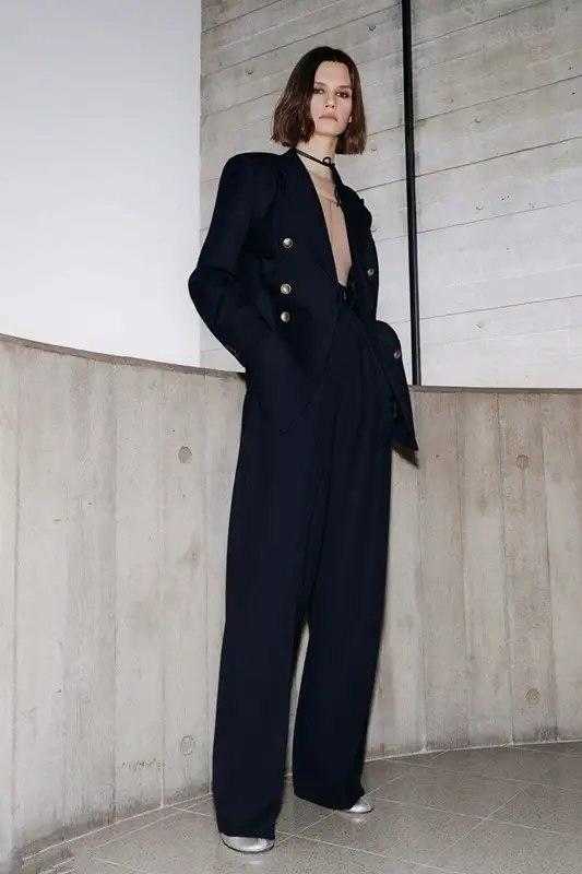 张钧甯深V连体裤示范_连身裤装搭配发型_女性连体裤穿搭