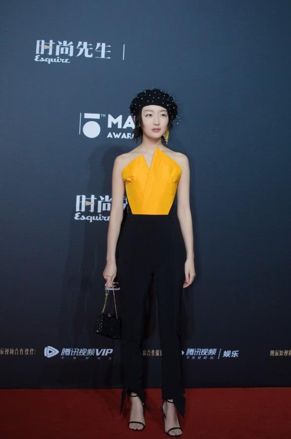 小个子女生穿搭技巧_周冬雨燕尾裤穿搭_连身裤装搭配发型