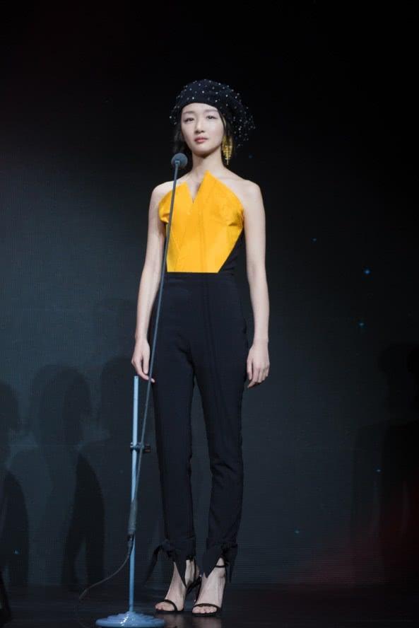 周冬雨燕尾裤穿搭_连身裤装搭配发型_小个子女生穿搭技巧