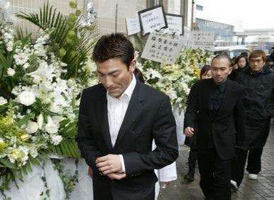 梅艳芳葬礼 成龙迟到事件 明星葬礼礼仪_梅艳芳葬礼向华强