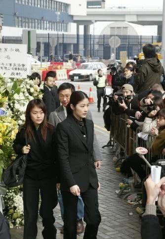 梅艳芳葬礼向华强_梅艳芳葬礼 成龙迟到事件 明星葬礼礼仪