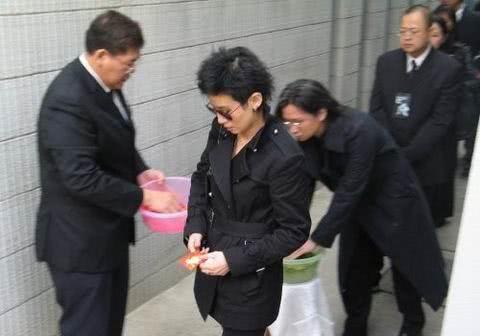 梅艳芳葬礼 成龙迟到事件 明星葬礼礼仪_梅艳芳葬礼向华强