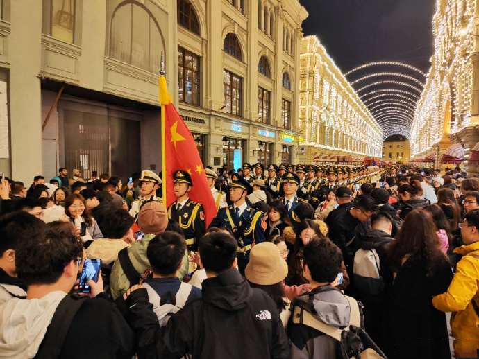 解放军仪仗队越南执行任务_解放军仪仗队俄罗斯胜利日阅兵_越南仪仗队身高