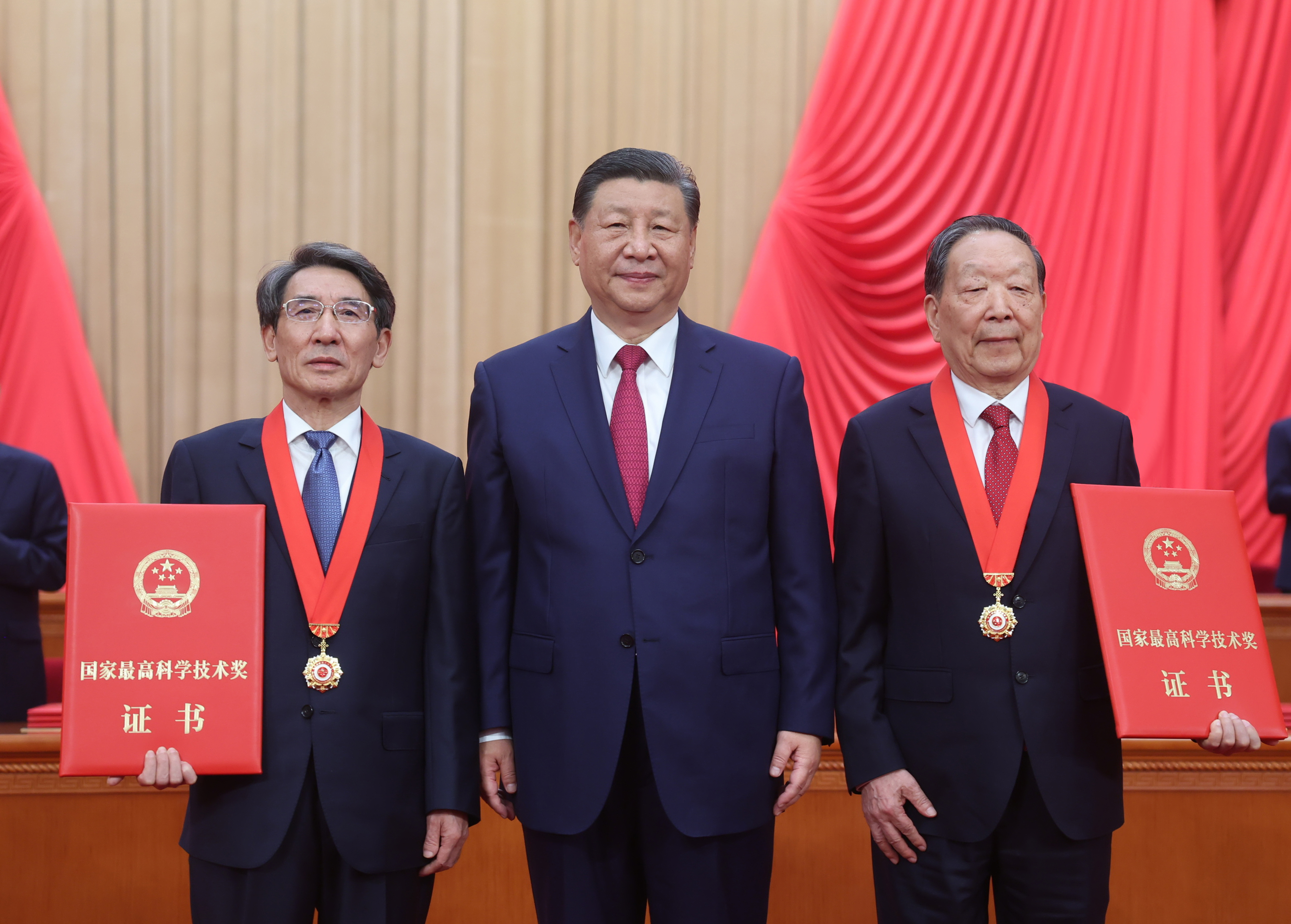 时事评论两百字_高质量发展 科技创新 改革开放
