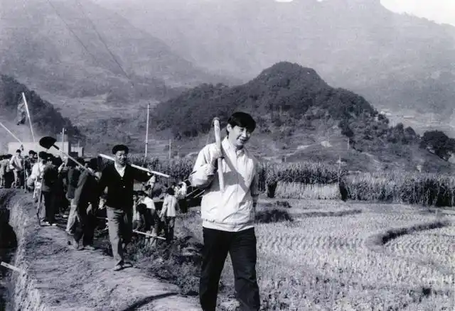 奋斗 铸就欣欣向荣的中国_中国式现代化新征程 劳动精神 工匠精神