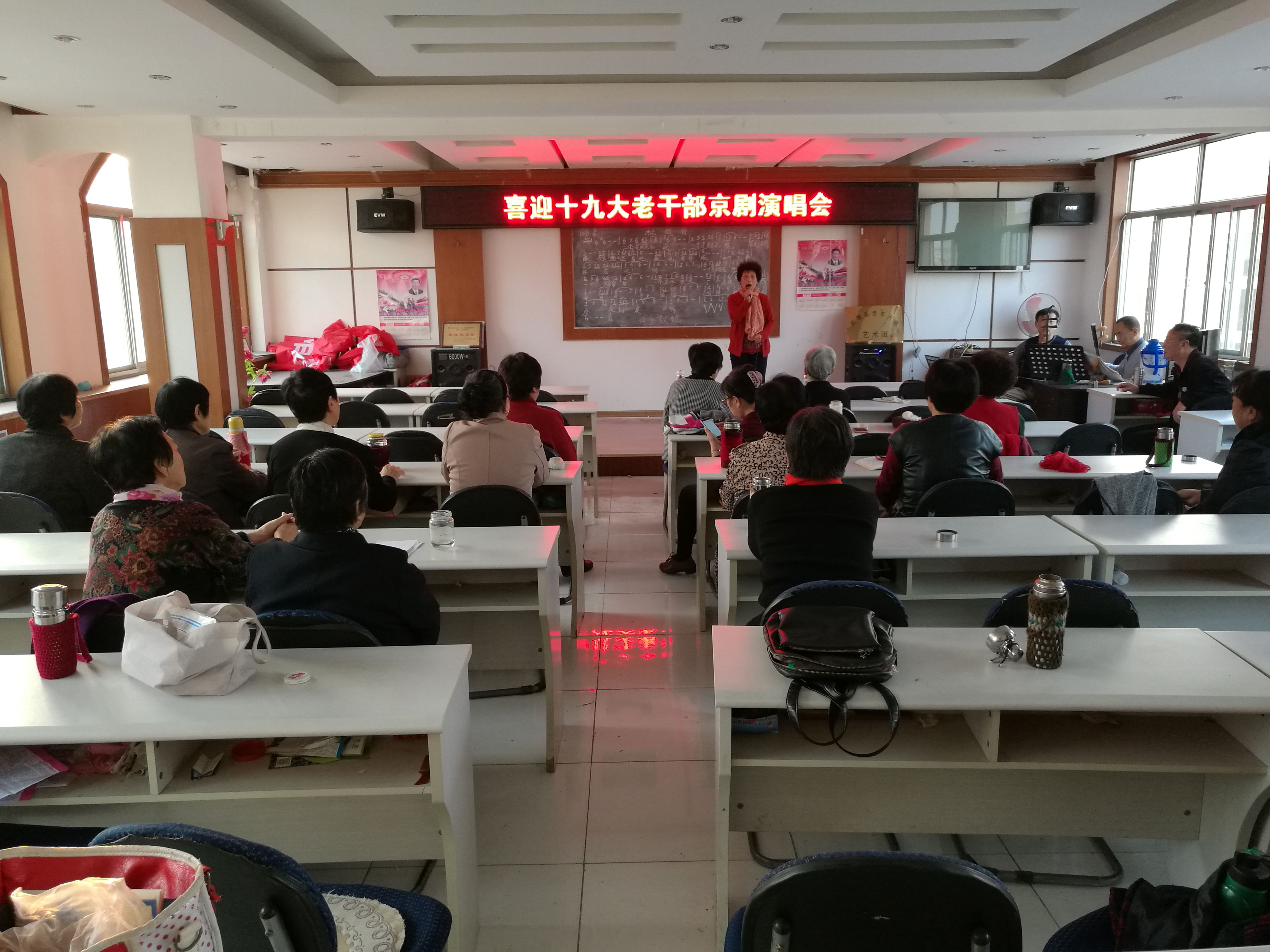 退休老干部环城走的新闻稿件_决胜全面建成小康社会_喜迎十九大