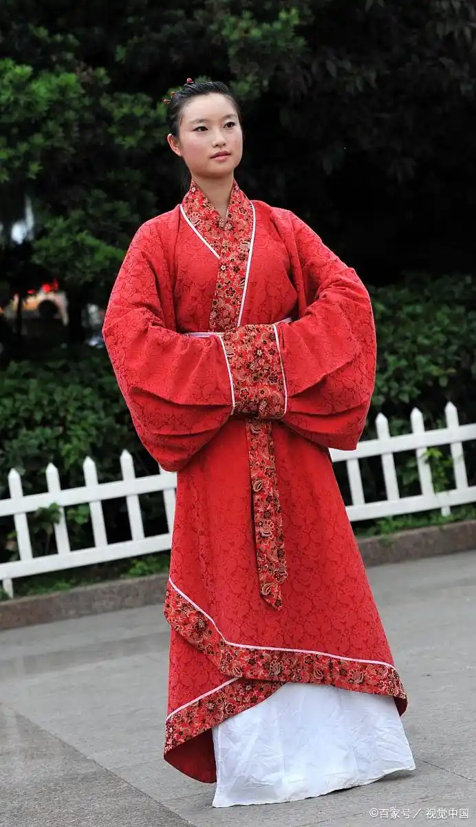 古代女子薄纱长裙_裹胸的起源与发展_古代女子曲裾服饰介绍