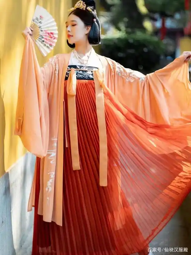 古代女子薄纱长裙_古代女子曲裾服饰介绍_裹胸的起源与发展