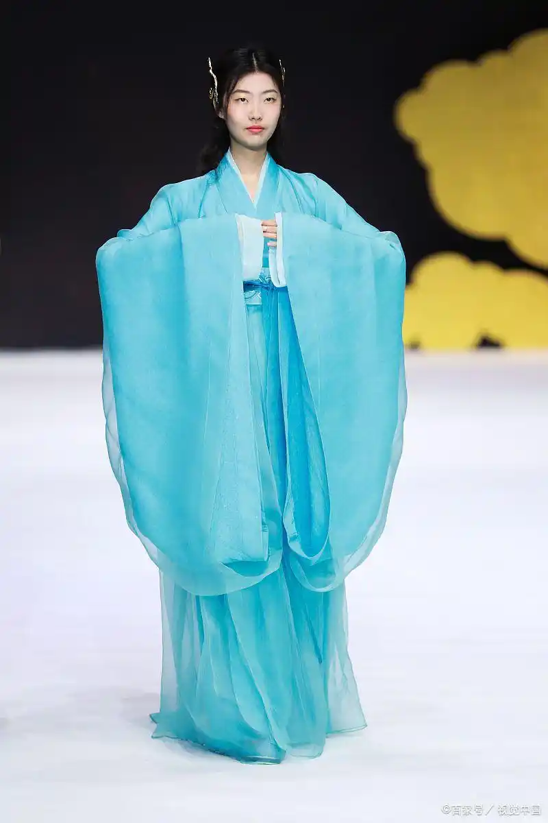 古代女子曲裾服饰介绍_裹胸的起源与发展_古代女子薄纱长裙
