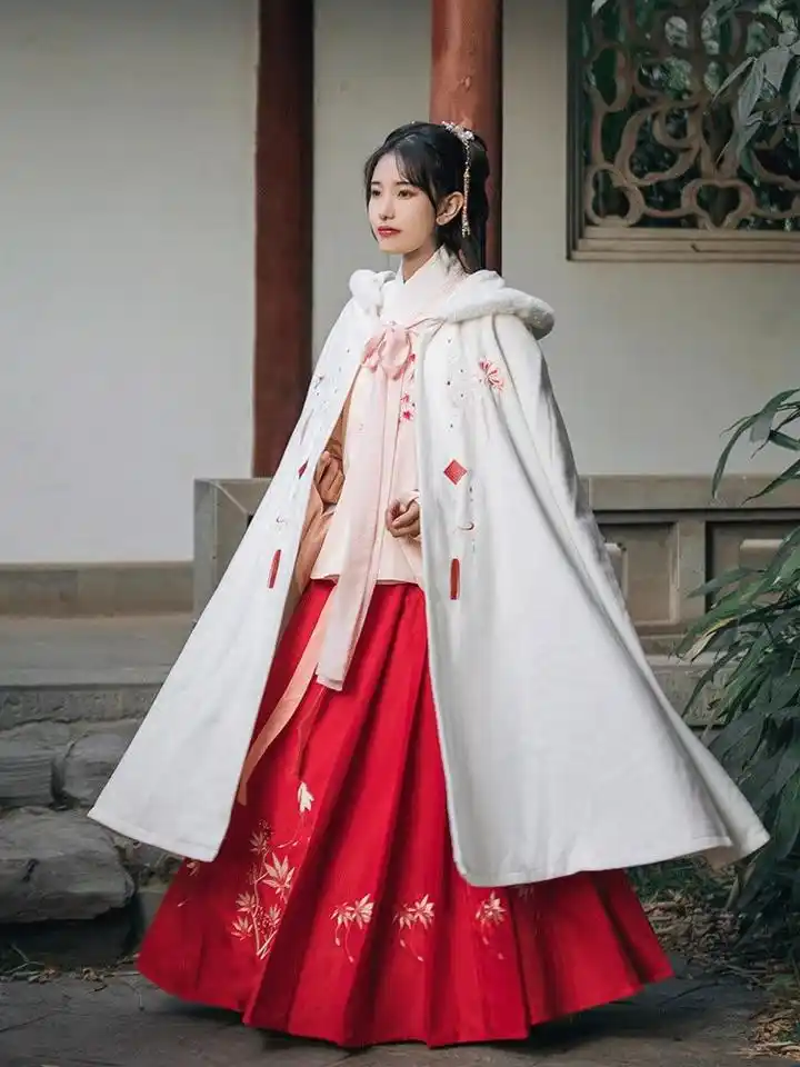古代女子薄纱长裙_裹胸的起源与发展_古代女子曲裾服饰介绍