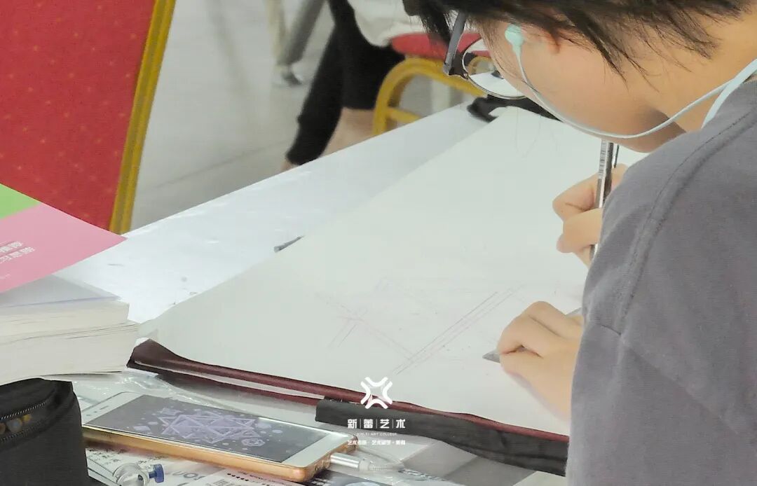 手绘表达形式点线面组合法则_手绘线条图像—物象空间的表达_平面构成基础手绘元素布局原理