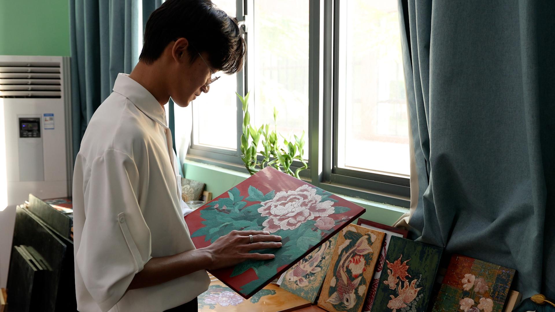 清远鸡蛋壳牡丹漆画_漆画制作工艺_漆画技艺传承高校