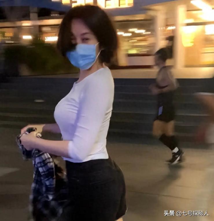 身材犯规的女明星 柳岩 人间水蜜桃_柳岩的胸有多大浴照