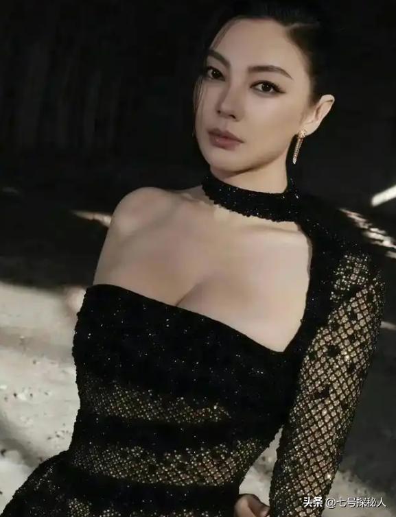 身材犯规的女明星 柳岩 人间水蜜桃_柳岩的胸有多大浴照