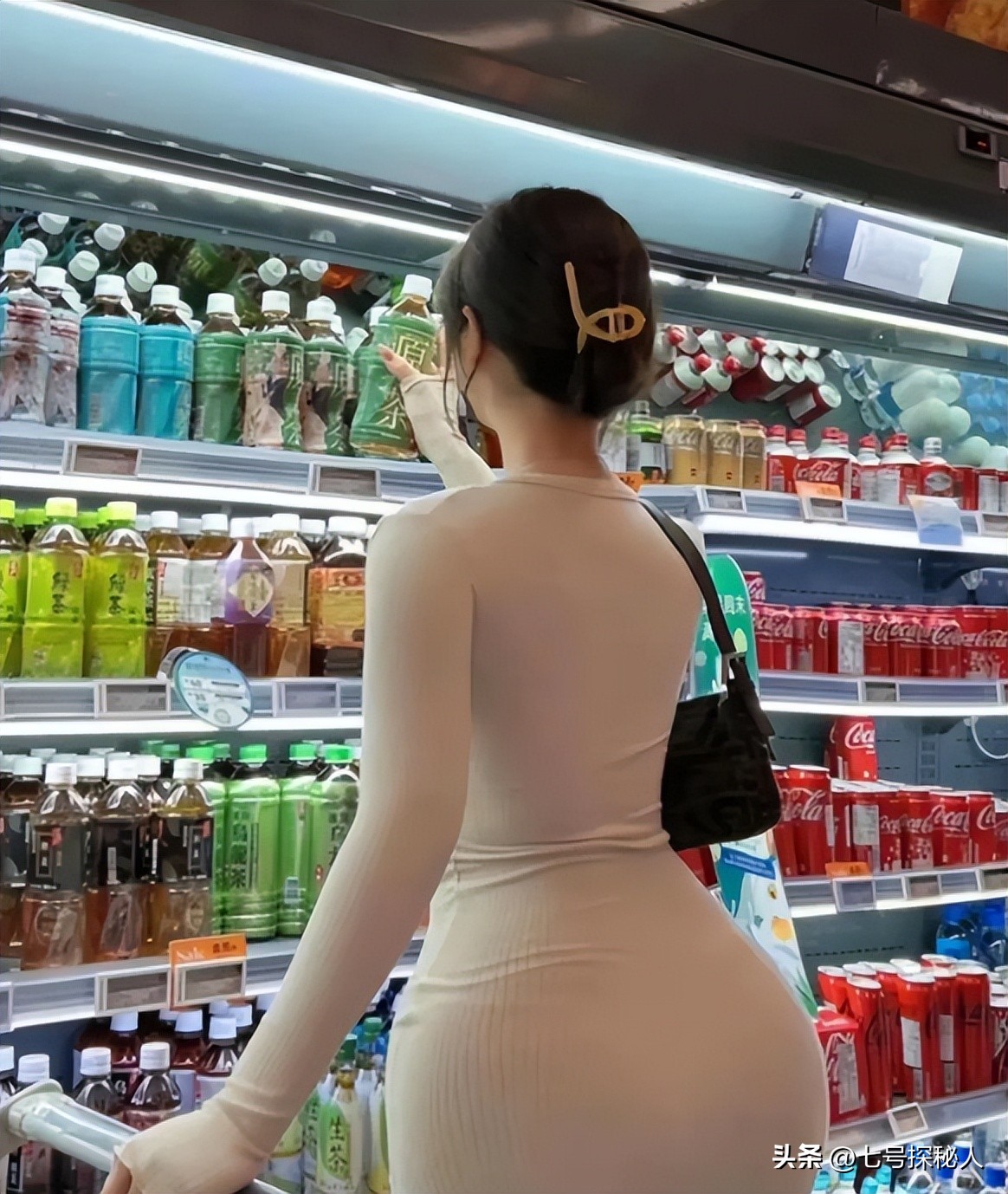 身材犯规的女明星 柳岩 人间水蜜桃_柳岩的胸有多大浴照