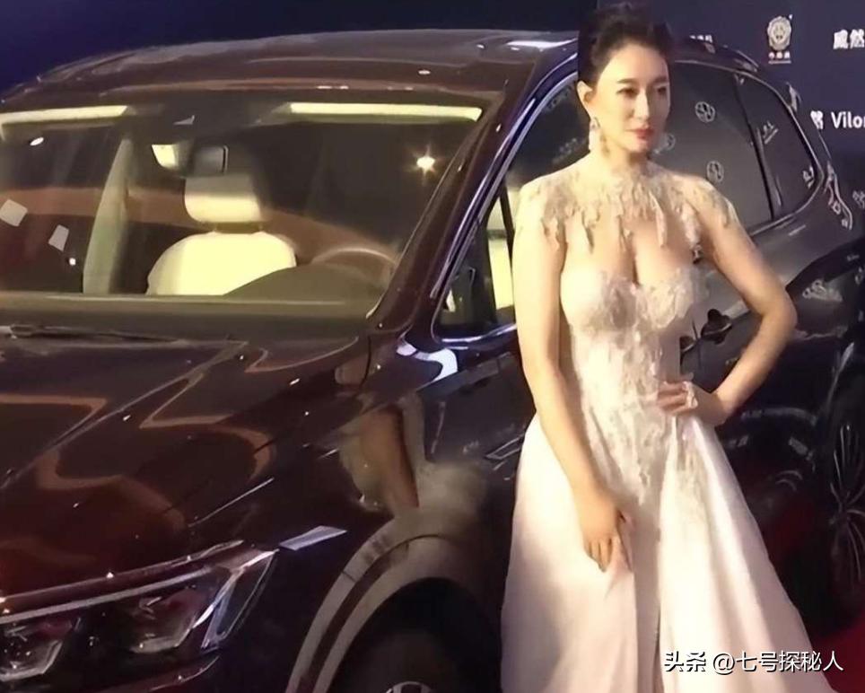 身材犯规的女明星 柳岩 人间水蜜桃_柳岩的胸有多大浴照