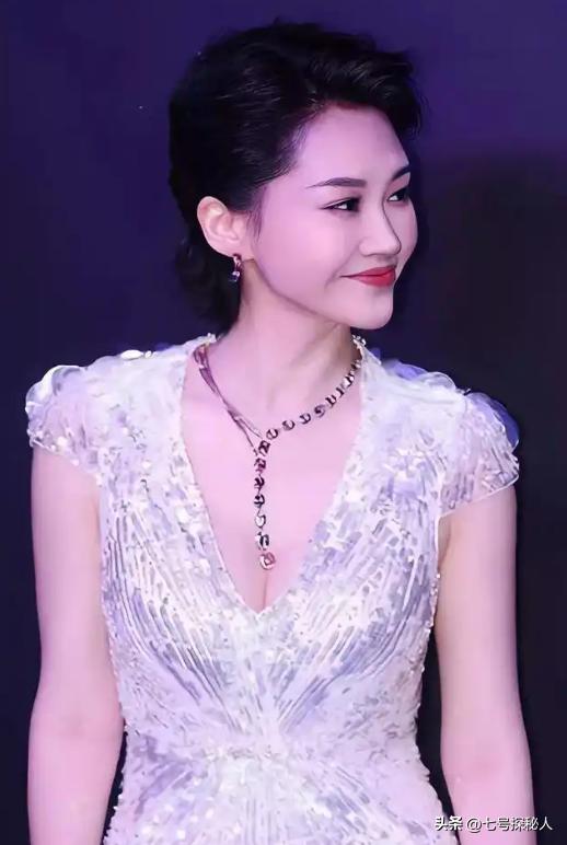 柳岩的胸有多大浴照_身材犯规的女明星 柳岩 人间水蜜桃