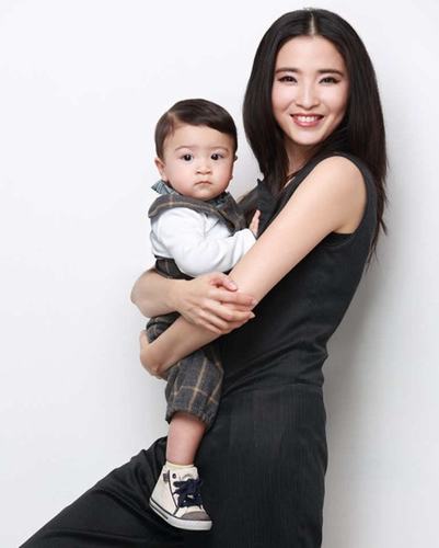 龚蓓苾与儿子合影