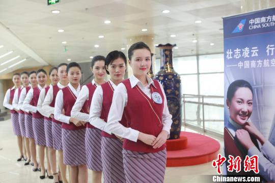 应聘者职业形象展示_南航自主招生面试题_南航乘务员招聘试装环节