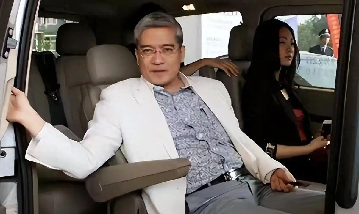  郎咸平 情感纠纷 _郎咸平 传记 _郎咸平财经