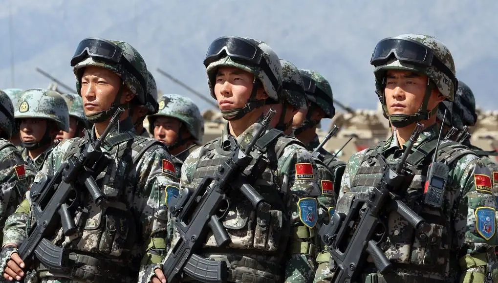 陆军军服图片_解放军军装更新换代规律_21式作训服星空迷彩设计