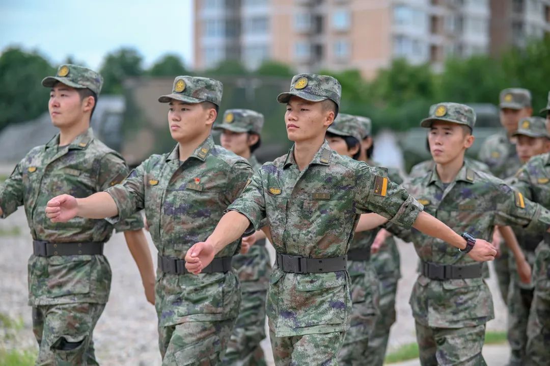 解放军军装更新换代规律_陆军军服图片_21式作训服星空迷彩设计