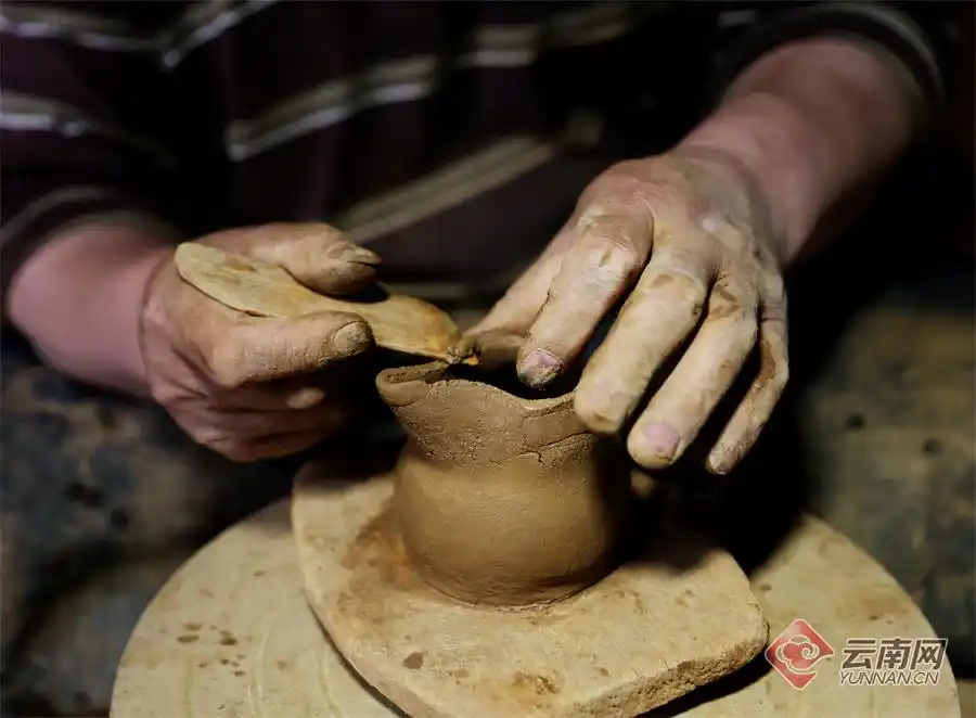 尼西黑陶火盆图片_雨季香格里拉尼西乡黑陶制作工艺_尼西黑陶国家级非物质文化遗产传承