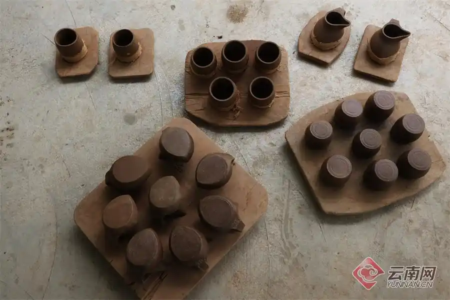 雨季香格里拉尼西乡黑陶制作工艺_尼西黑陶火盆图片_尼西黑陶国家级非物质文化遗产传承