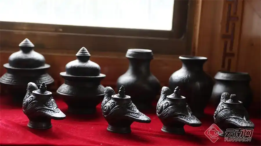 尼西黑陶国家级非物质文化遗产传承_雨季香格里拉尼西乡黑陶制作工艺_尼西黑陶火盆图片