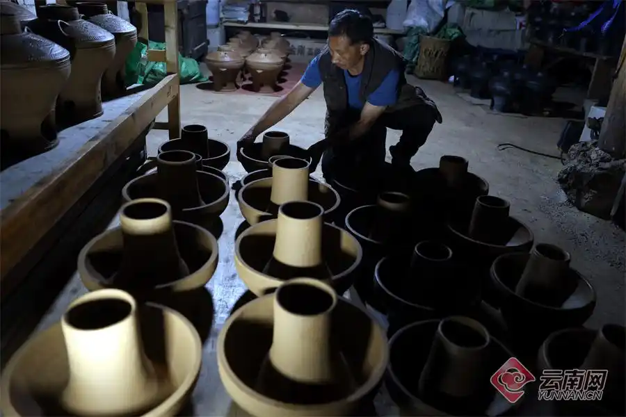 尼西黑陶火盆图片_雨季香格里拉尼西乡黑陶制作工艺_尼西黑陶国家级非物质文化遗产传承