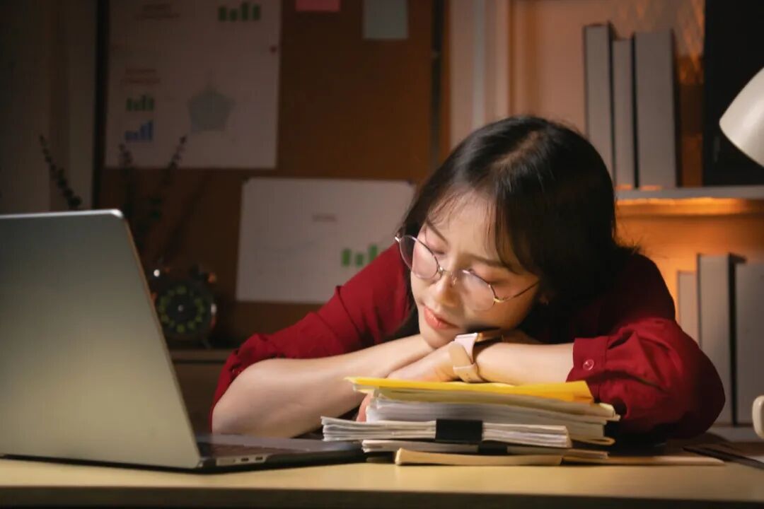 长白头发缺乏营养_蛋白质微量元素B族维生素_长白头发吃什么调理好