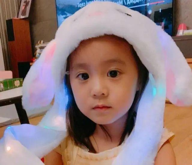 贾静雯版谁怜女儿心_先天性弱视 贾静雯女儿 咘咘视力问题
