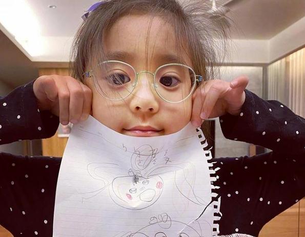 贾静雯版谁怜女儿心_先天性弱视 贾静雯女儿 咘咘视力问题
