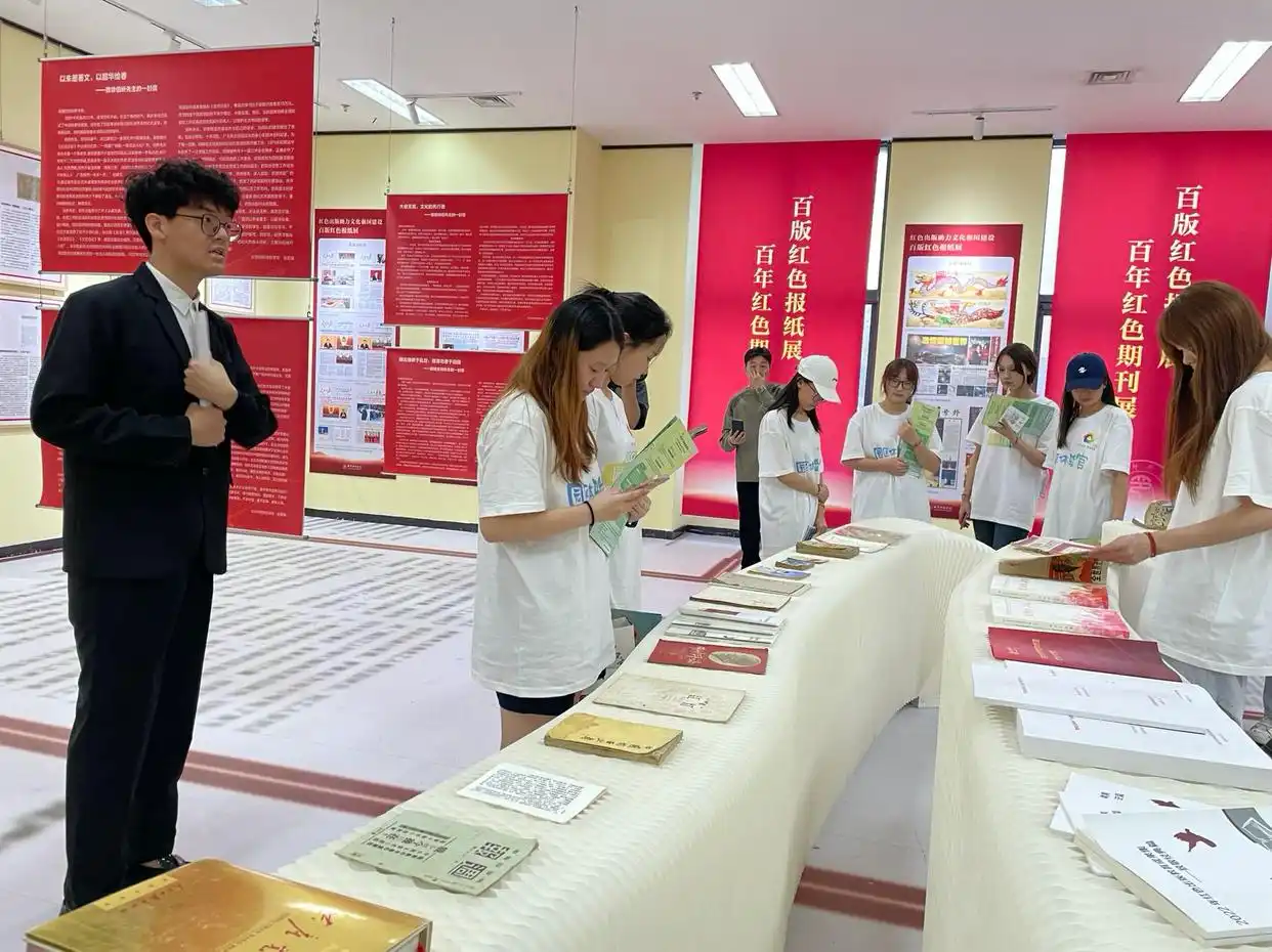 北京印刷学院文化创意产业园 园区体验官 打卡创意图书集市_创意文化产业园是什么
