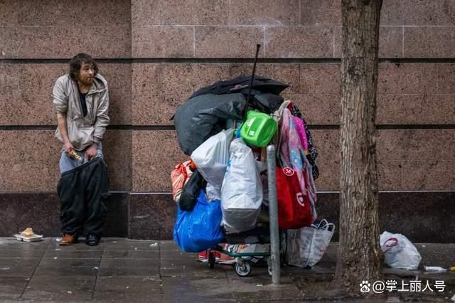 美国街头吸毒者众多如丧尸聚集 毒品泛滥引发热议