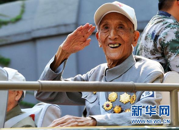 全球10亿网民指尖大阅兵爱国热潮_9.3胜利日阅兵网络直播数据_抗战70周年大阅兵图片