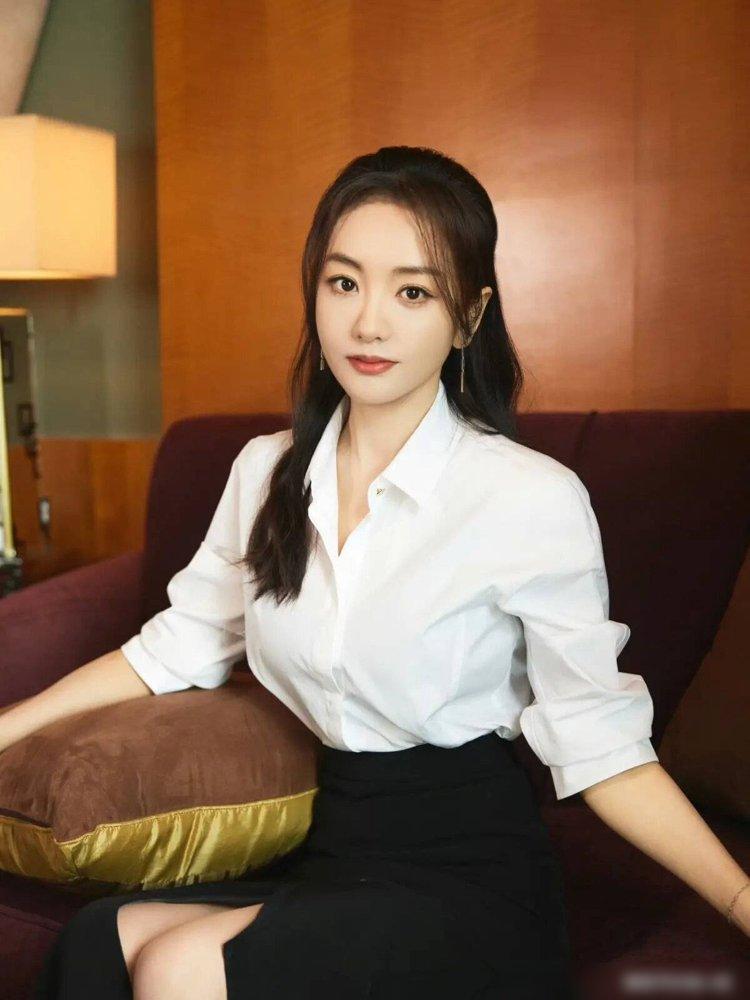 于婷婷性感黑色薄纱长裙_拖地长裙气场_性感风穿搭细节