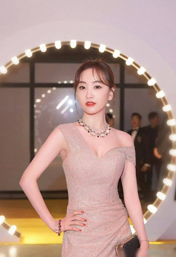 性感风穿搭细节_于婷婷性感黑色薄纱长裙_拖地长裙气场