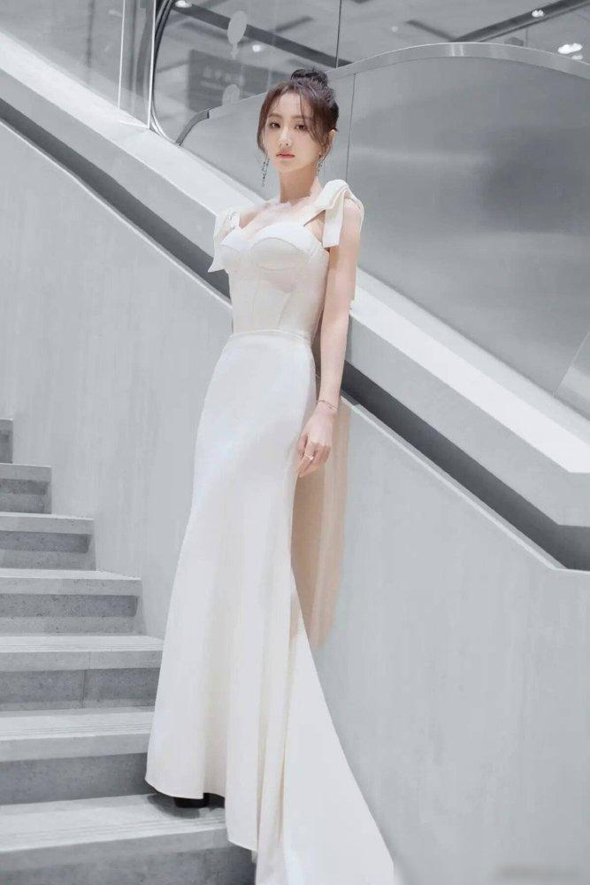 于婷婷性感黑色薄纱长裙_拖地长裙气场_性感风穿搭细节