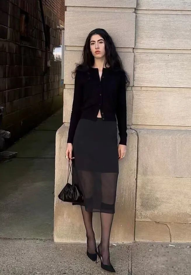 黑色丝缎长裙搭配_于婷婷性感黑色薄纱长裙_黑色长裙穿搭