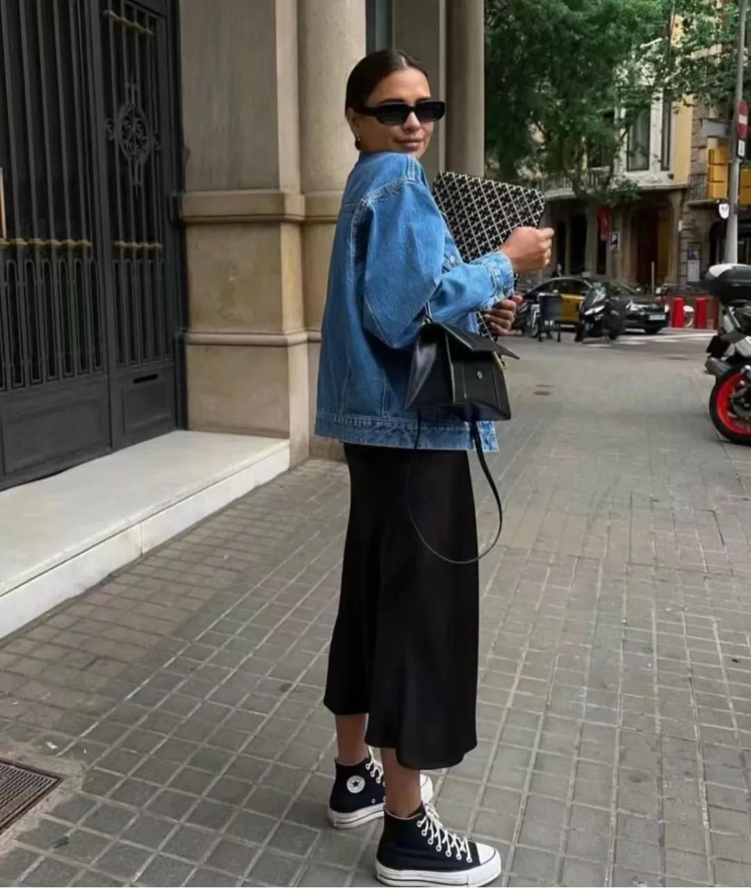 于婷婷性感黑色薄纱长裙_黑色长裙穿搭_黑色丝缎长裙搭配