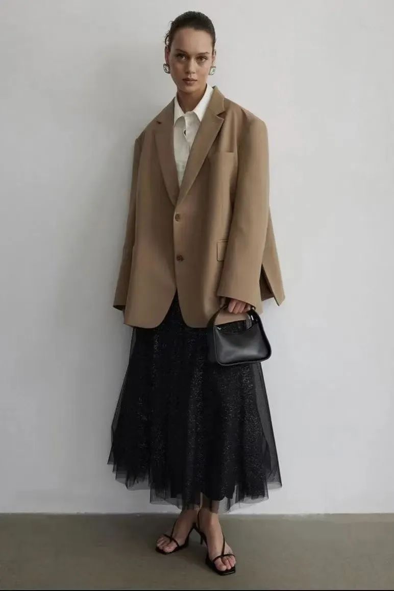 黑色长裙穿搭_黑色丝缎长裙搭配_于婷婷性感黑色薄纱长裙