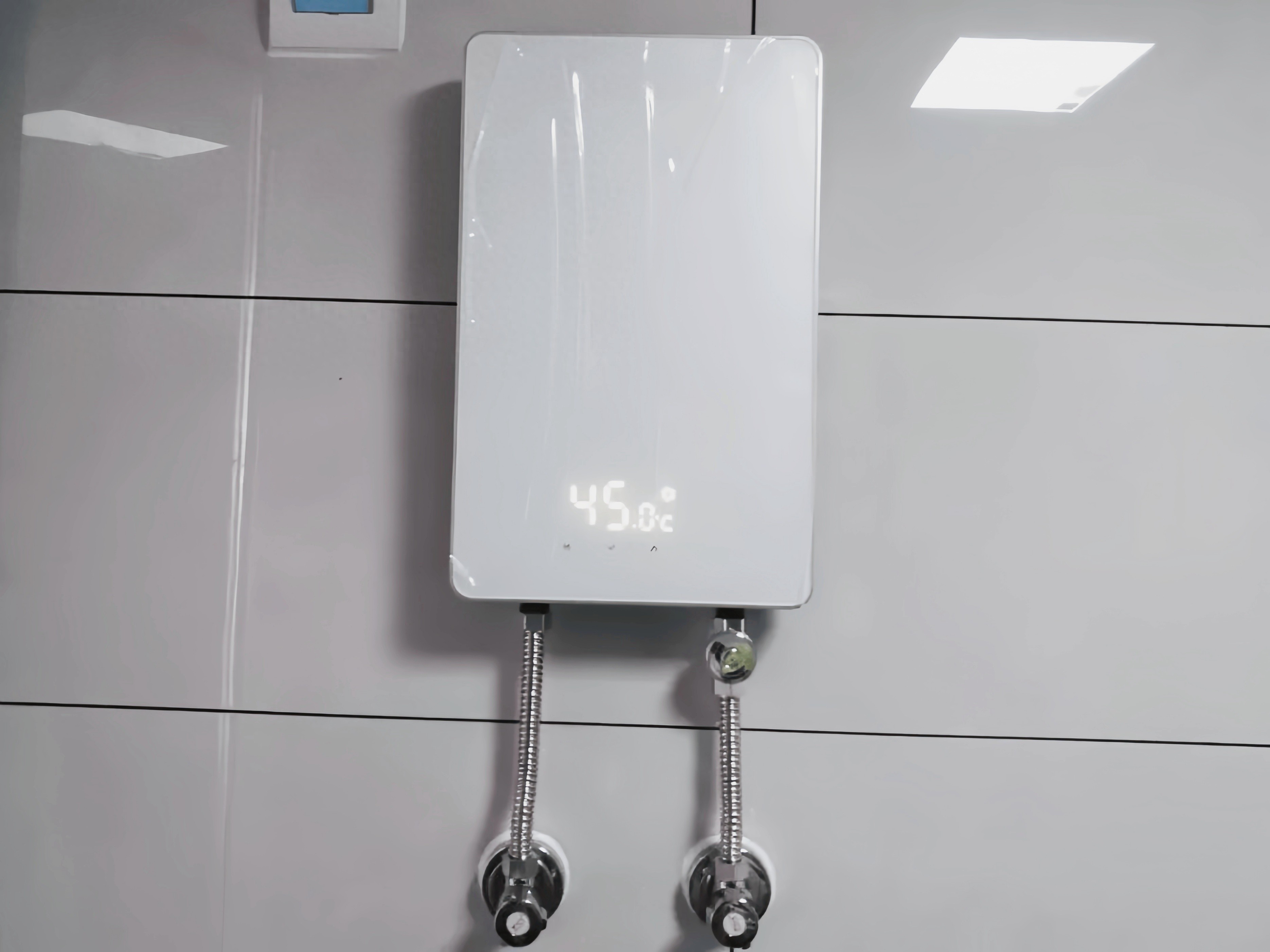 家用小型太阳能热水器_即热式电热水器加热难_即热式电热水器安装难
