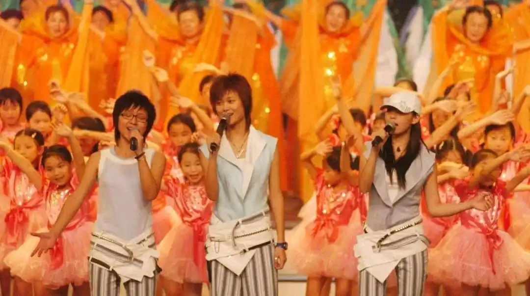 周笔畅超女照片_李宇春周笔畅同台合作_2005超级女声回顾