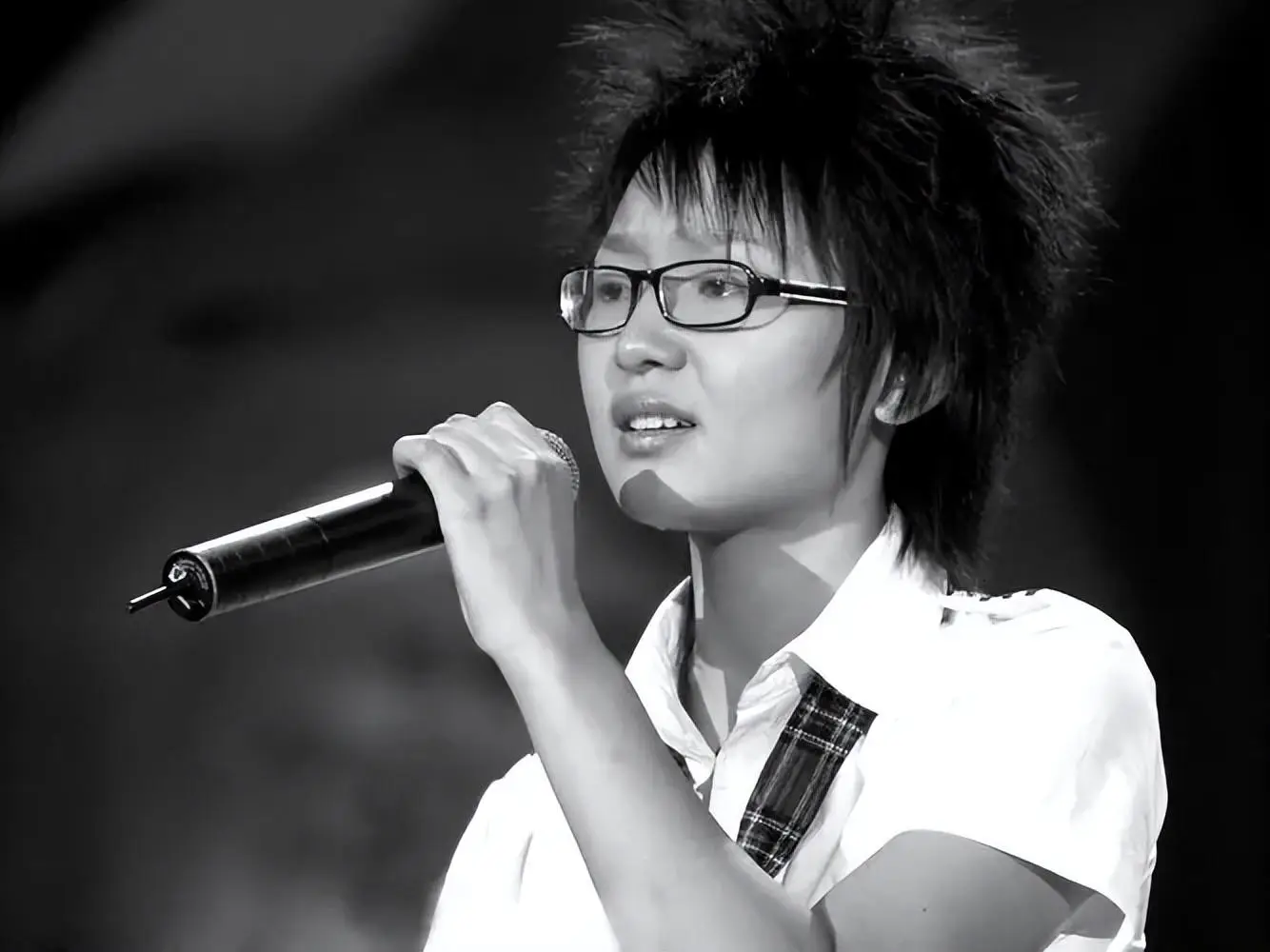 周笔畅音乐之路励志故事_周笔畅超女照片_周笔畅38岁单身未育活出精彩人生