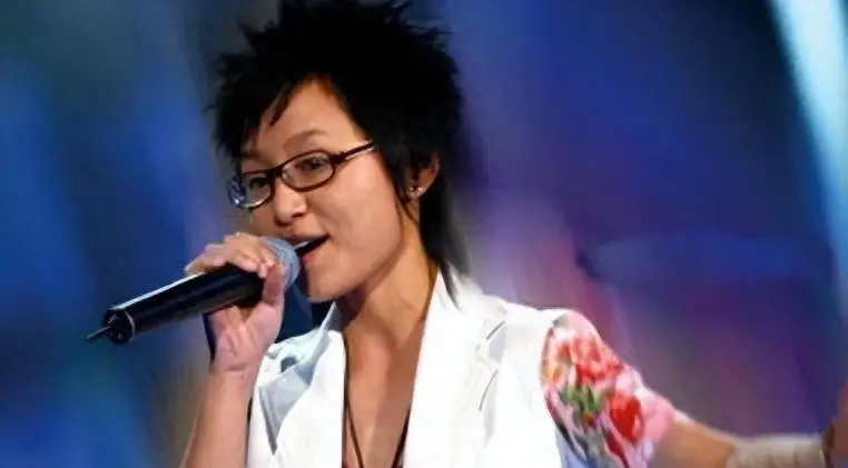 周笔畅38岁单身未育活出精彩人生_周笔畅音乐之路励志故事_周笔畅超女照片