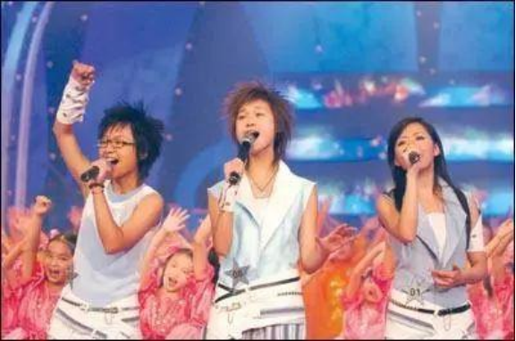 何洁张靓颖周笔畅李宇春_周笔畅超女照片_超级女声2005回顾