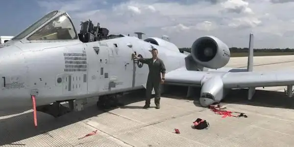 A-10攻击机零件短缺问题_美国空军A-10攻击机停飞计划_a-10攻击机被打坏